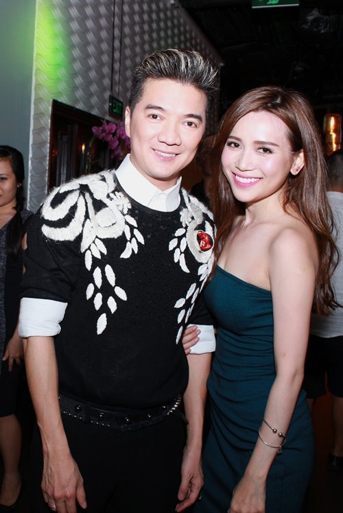 Bà bầu Thu Minh khóa môi chồng Tây trên sân khấu - 10