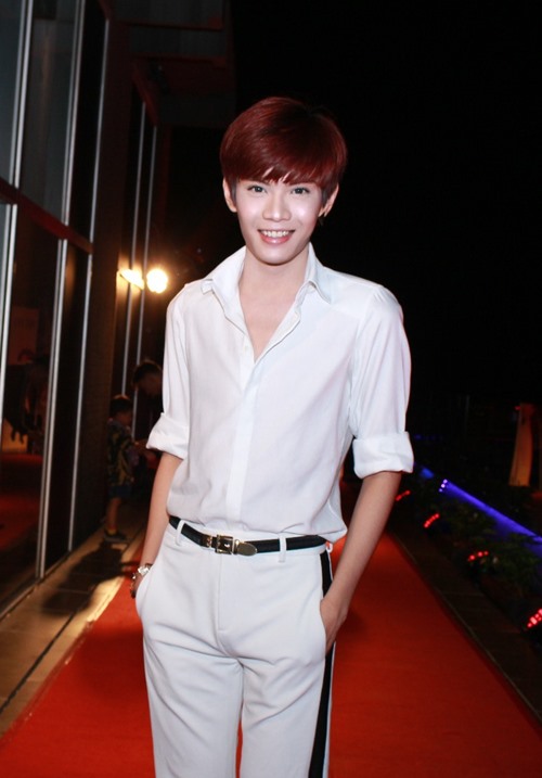 Bà bầu Thu Minh khóa môi chồng Tây trên sân khấu - 12