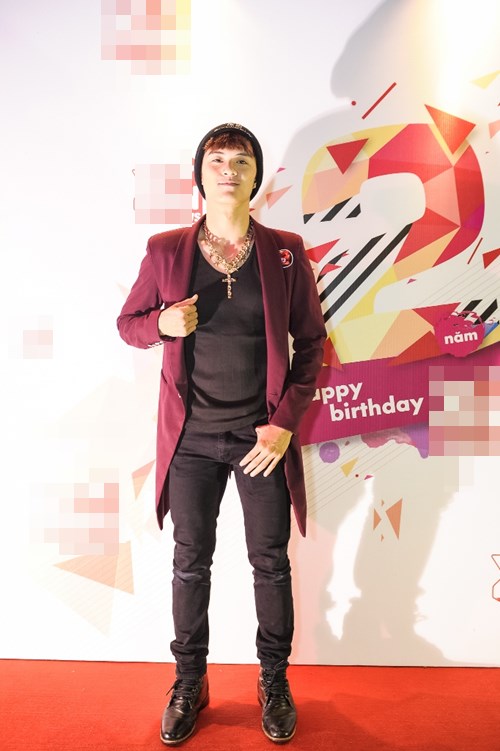 Bà bầu Thu Minh khóa môi chồng Tây trên sân khấu - 3