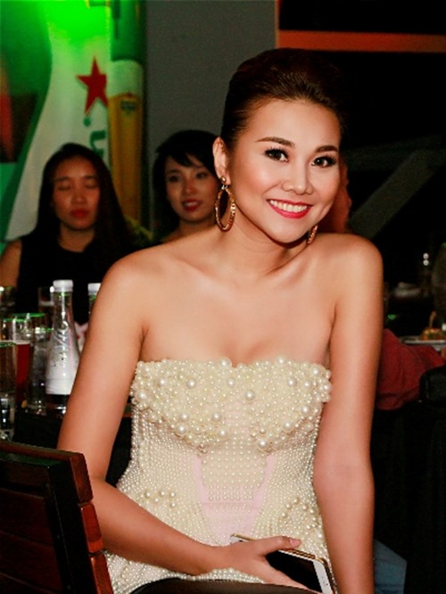 Bà bầu Thu Minh khóa môi chồng Tây trên sân khấu - 7