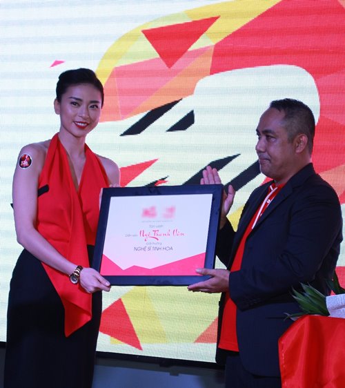 Bà bầu Thu Minh khóa môi chồng Tây trên sân khấu - 5