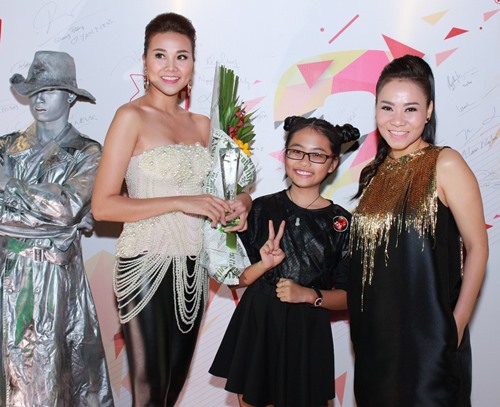 Bà bầu Thu Minh khóa môi chồng Tây trên sân khấu - 8