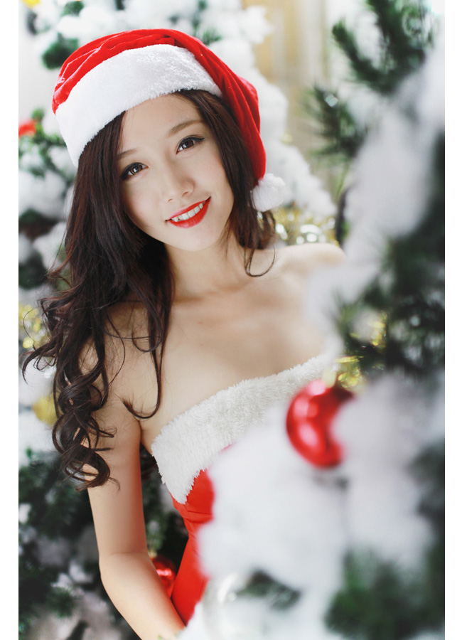 Kim Ngân - nữ sinh năm cuối ĐH Ngoại thương Hà Nội gợi cảm trong trang phục 'bà Noel'
