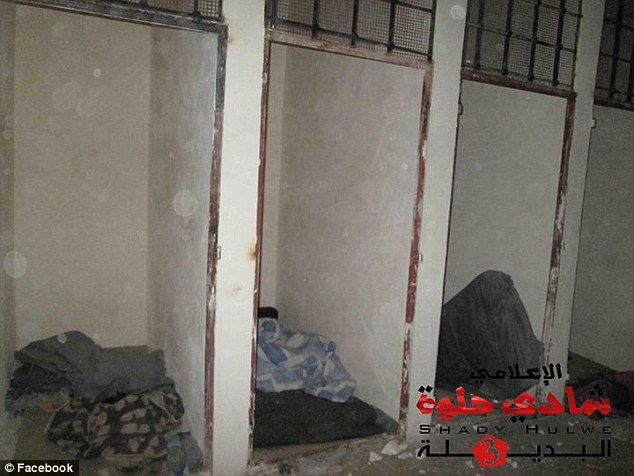 Hé lộ nơi giam giữ tù nhân của IS - 1