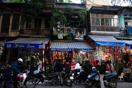 Ông già Noel “nhảy dù” xuống... phố cổ Hà Nội - 4