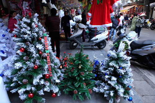 Ông già Noel “nhảy dù” xuống... phố cổ Hà Nội - 7
