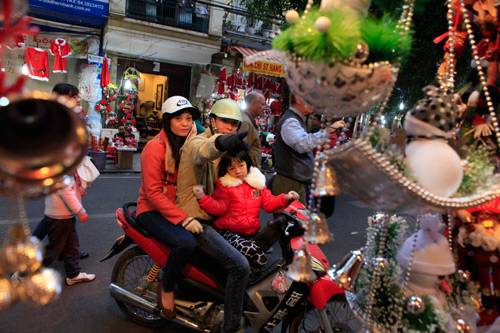 Ông già Noel “nhảy dù” xuống... phố cổ Hà Nội - 6