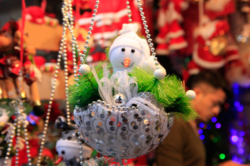 Ông già Noel “nhảy dù” xuống... phố cổ Hà Nội - 9