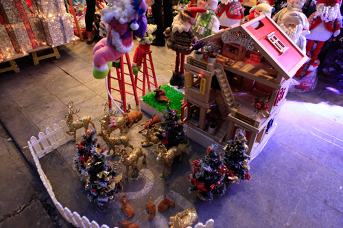Ông già Noel “nhảy dù” xuống... phố cổ Hà Nội - 10