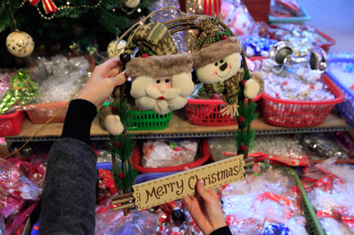 Ông già Noel “nhảy dù” xuống... phố cổ Hà Nội - 15