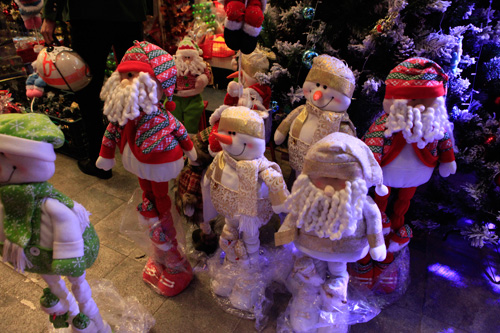 Ông già Noel “nhảy dù” xuống... phố cổ Hà Nội - 12