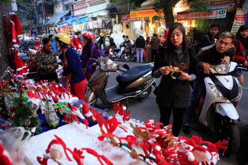 Ông già Noel “nhảy dù” xuống... phố cổ Hà Nội - 17