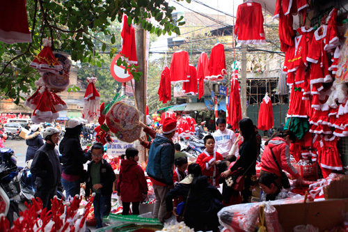 Ông già Noel “nhảy dù” xuống... phố cổ Hà Nội - 18
