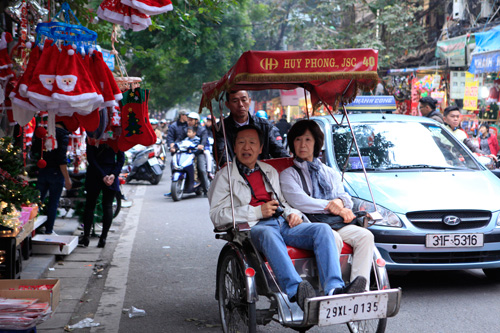 Ông già Noel “nhảy dù” xuống... phố cổ Hà Nội - 20