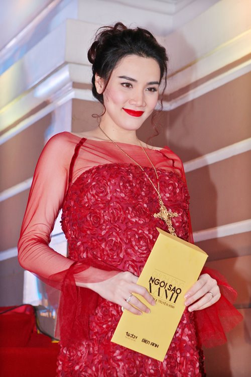 Trang Nhung diện đầm đỏ rực “bế” bụng bầu đi sự kiện - 2