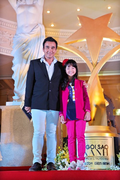 Trang Nhung diện đầm đỏ rực “bế” bụng bầu đi sự kiện - 7