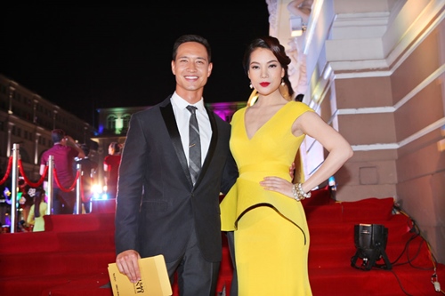 Trang Nhung diện đầm đỏ rực “bế” bụng bầu đi sự kiện - 4