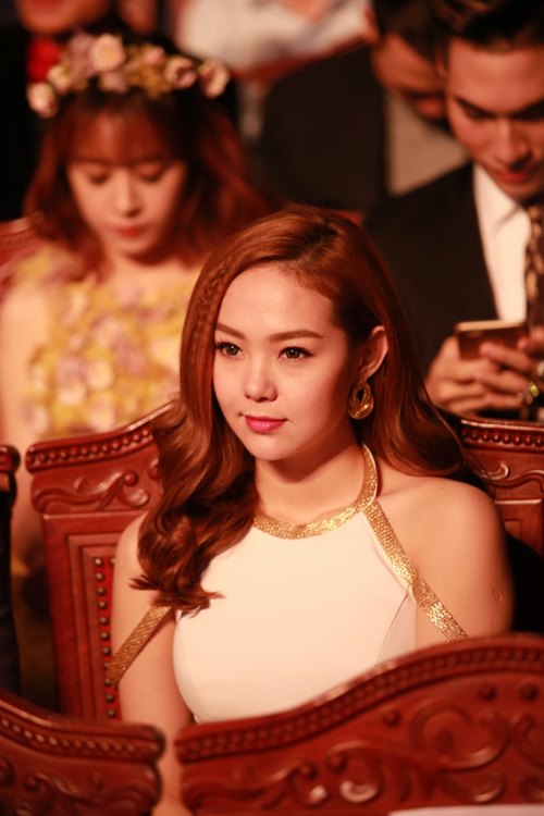 Trang Nhung diện đầm đỏ rực “bế” bụng bầu đi sự kiện - 7