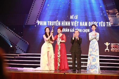 Trang Nhung diện đầm đỏ rực “bế” bụng bầu đi sự kiện - 11