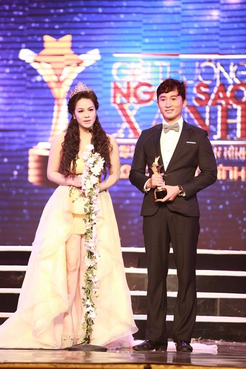 Trang Nhung diện đầm đỏ rực “bế” bụng bầu đi sự kiện - 10