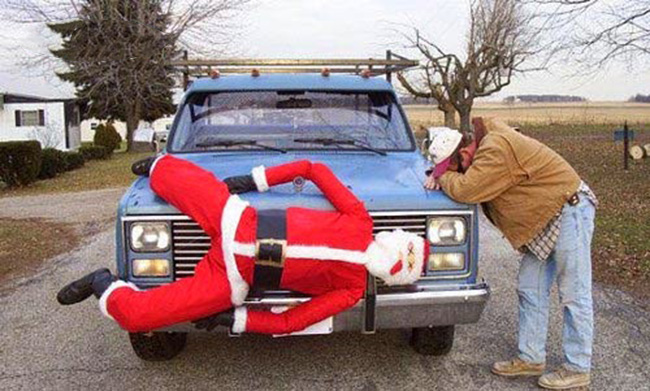 Một vụ tai nạn thảm khốc đã diễn ra với ông già Noel... 'hình nộm'
