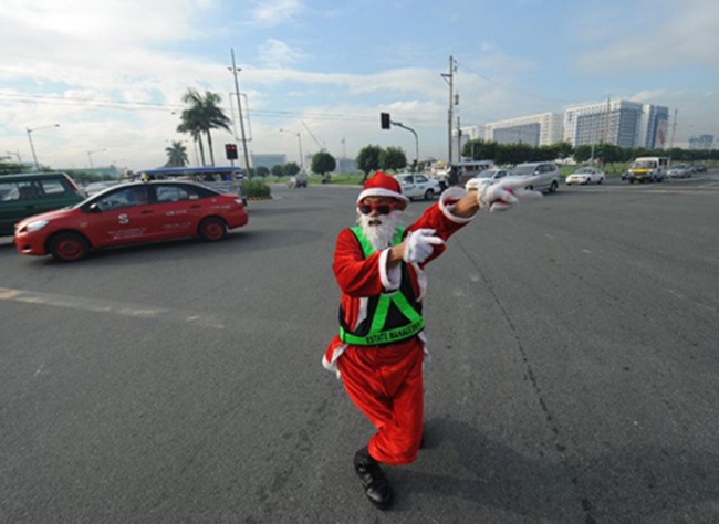 Ông già Noel làm nhiệm vụ điều tiết giao thông
