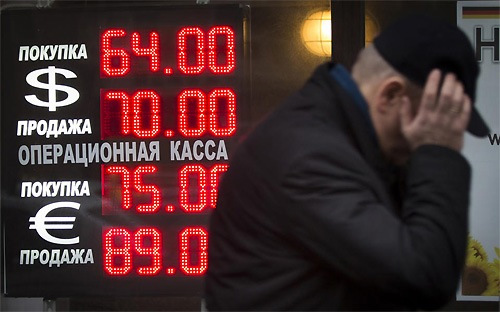 Đồng rúp mất giá, nhà giàu đổ xô mua hàng hiệu ở Nga - 1