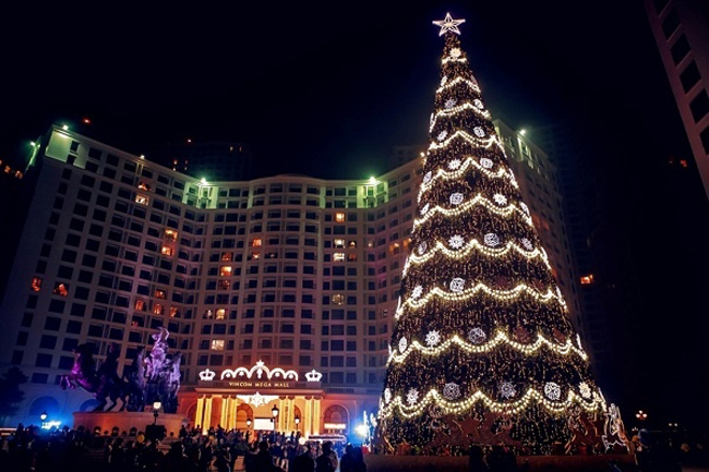 2. Royal City&nbsp;

Royal City mùa&nbsp;Noel 2014&nbsp;được trang trí hoành tráng với nhiều hạng mục như cây thông Noel khổng lồ, khu đài phun nước với hệ thống đèn hoành tráng... Đặc biệt là khu quảng trường Royal City được trang trí hoành tráng hơn hẳn mọi năm.
