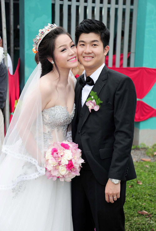 Nhật Kim Anh liên tục hôn chú rể trong lễ cưới ở quê nhà - 1