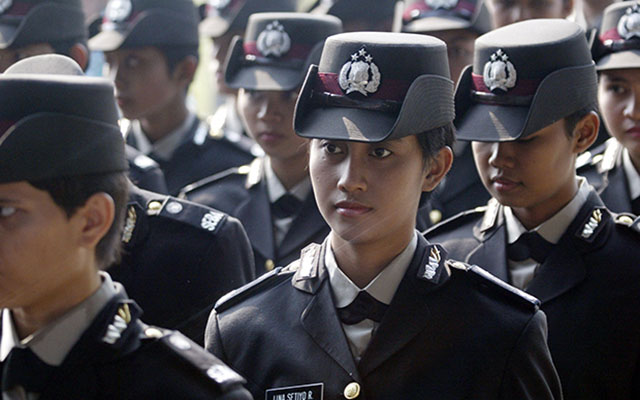 Indonesia bỏ kiểm tra trinh tiết nữ công chức... trừ cảnh sát - 1