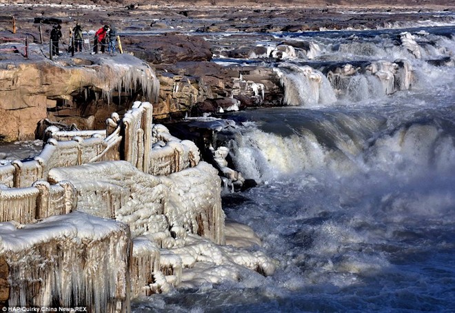 Choáng ngợp cảnh tượng sông Hoàng Hà đóng băng - 1