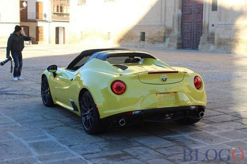 Alfa Romeo 4C Spider “trần trụi” đóng quảng cáo - 2