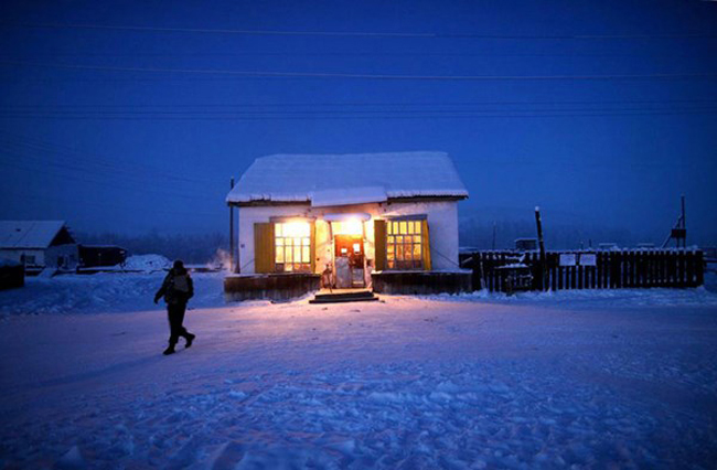 Cửa hàng tạp hóa duy nhất ở Oymyakon cung cấp tất cả những gì người dân cần.
