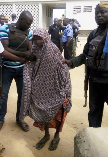 Bé gái người Nigeria bị cha mẹ ép đánh bom tự sát - 1