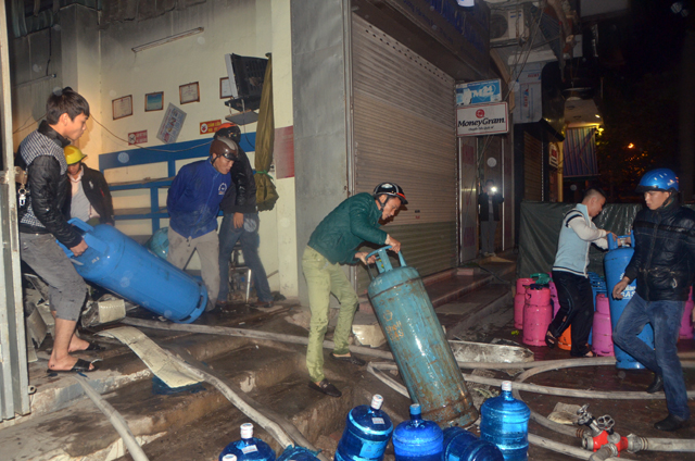 Nổ lớn, cửa hàng kinh doanh gas bị thiêu rụi - 4