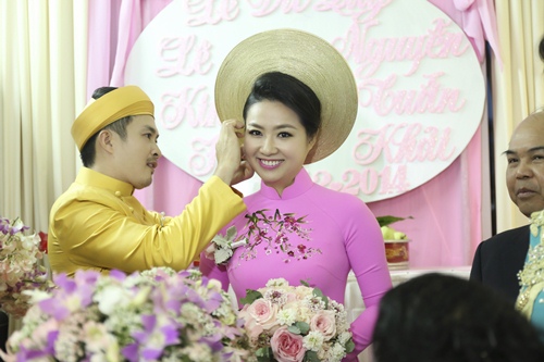 /Uploaded/phamhuuthanh/2014_12_27/TAMO1419654071-dam-cuoi-le-khanh--10-.jpg Cô dâu Lê Khánh được chồng đón từ 3h30 sáng - 15