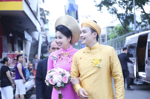 /Uploaded/phamhuuthanh/2014_12_27/ZRBM1419654071-dam-cuoi-le-khanh--13-.jpg Cô dâu Lê Khánh được chồng đón từ 3h30 sáng - 18