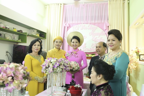 /Uploaded/phamhuuthanh/2014_12_27/GUNW1419654071-dam-cuoi-le-khanh--12-.jpg Cô dâu Lê Khánh được chồng đón từ 3h30 sáng - 17