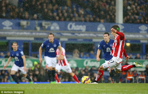 Tin HOT tối 27/12: James Rodriguez đánh bại Messi - 1