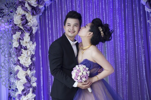 /Uploaded/phamhuuthanh/2014_12_27/AVUQ1419663323-dam-cuoi-le-khanh--18-.jpg Lê Khánh hạnh phúc cùng Tuấn Khải trong tiệc cưới màu tím - 13