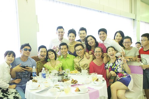 /Uploaded/phamhuuthanh/2014_12_27/DJOX1419663323-dam-cuoi-le-khanh--13-.jpg Lê Khánh hạnh phúc cùng Tuấn Khải trong tiệc cưới màu tím - 11