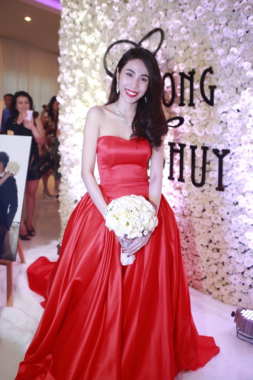 Công Vinh hôn Thủy Tiên say đắm tại lễ cưới đêm - 8