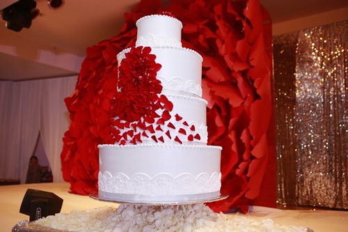 Công Vinh hôn Thủy Tiên say đắm tại lễ cưới đêm - 11