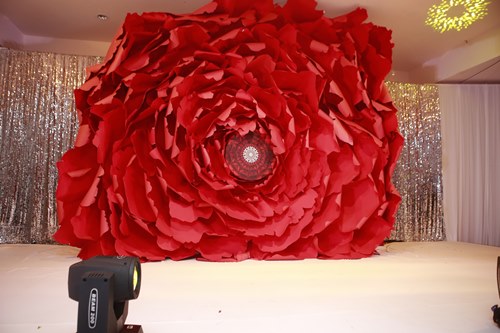 Công Vinh hôn Thủy Tiên say đắm tại lễ cưới đêm - 10