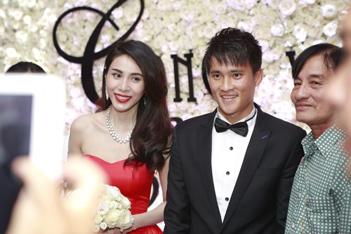 Công Vinh hôn Thủy Tiên say đắm tại lễ cưới đêm - 7