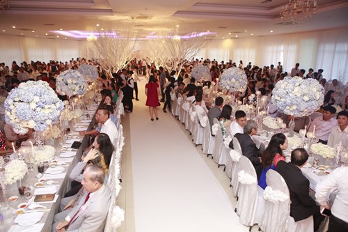 Công Vinh hôn Thủy Tiên say đắm tại lễ cưới đêm - 12