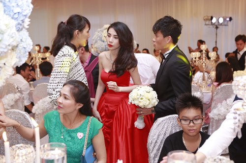 Công Vinh hôn Thủy Tiên say đắm tại lễ cưới đêm - 6