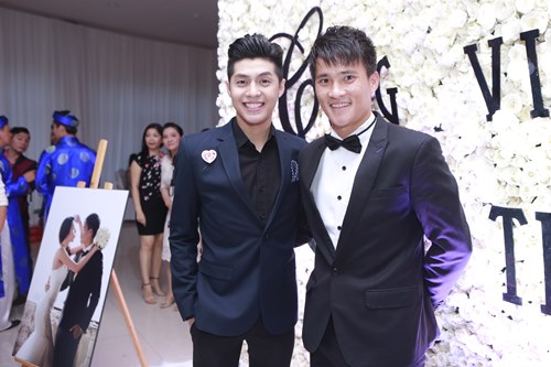 Công Vinh hôn Thủy Tiên say đắm tại lễ cưới đêm - 4