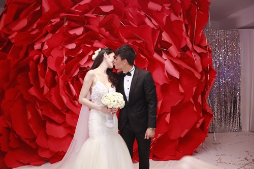 Công Vinh hôn Thủy Tiên say đắm tại lễ cưới đêm - 14