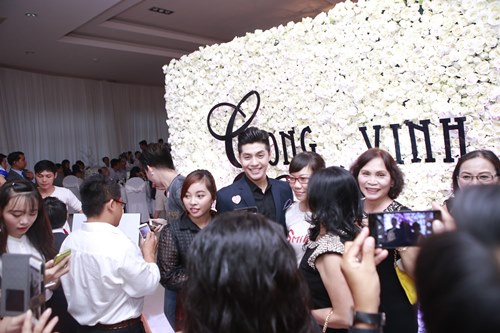 Công Vinh hôn Thủy Tiên say đắm tại lễ cưới đêm - 5